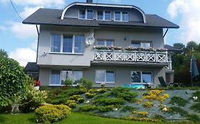 Biały domek